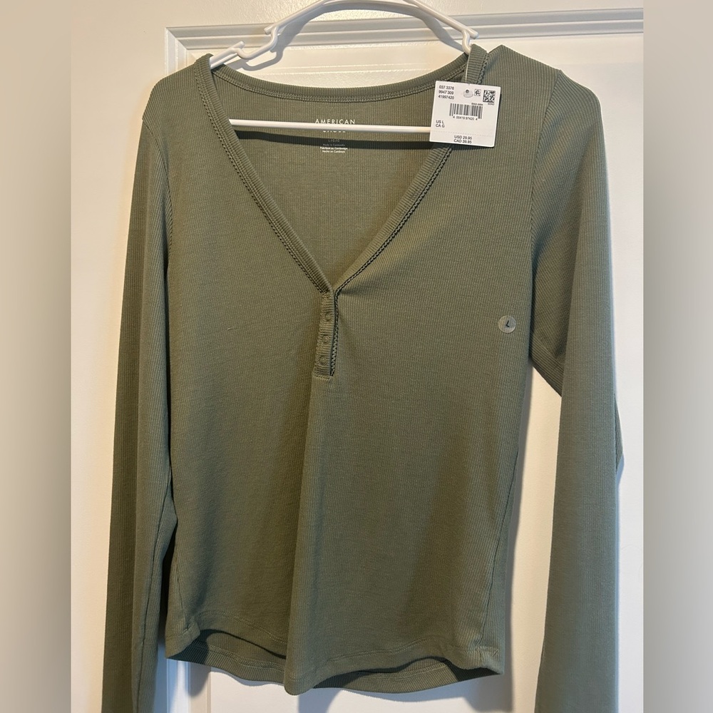 Women's Olive Green Long Sleeve V-Neck Top. Size Large. NWT